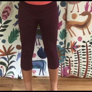 No tag- size 6 I think- Lulu Lemon Capri Leggings